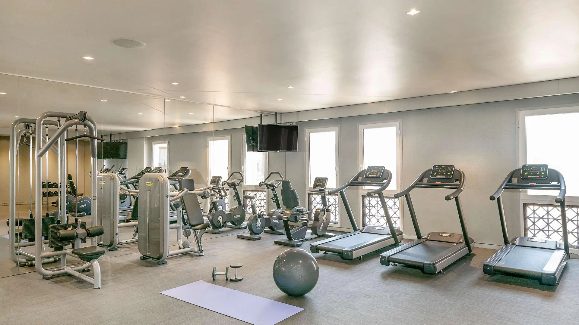 Hyatt Place Dubai Wasl District 4*,